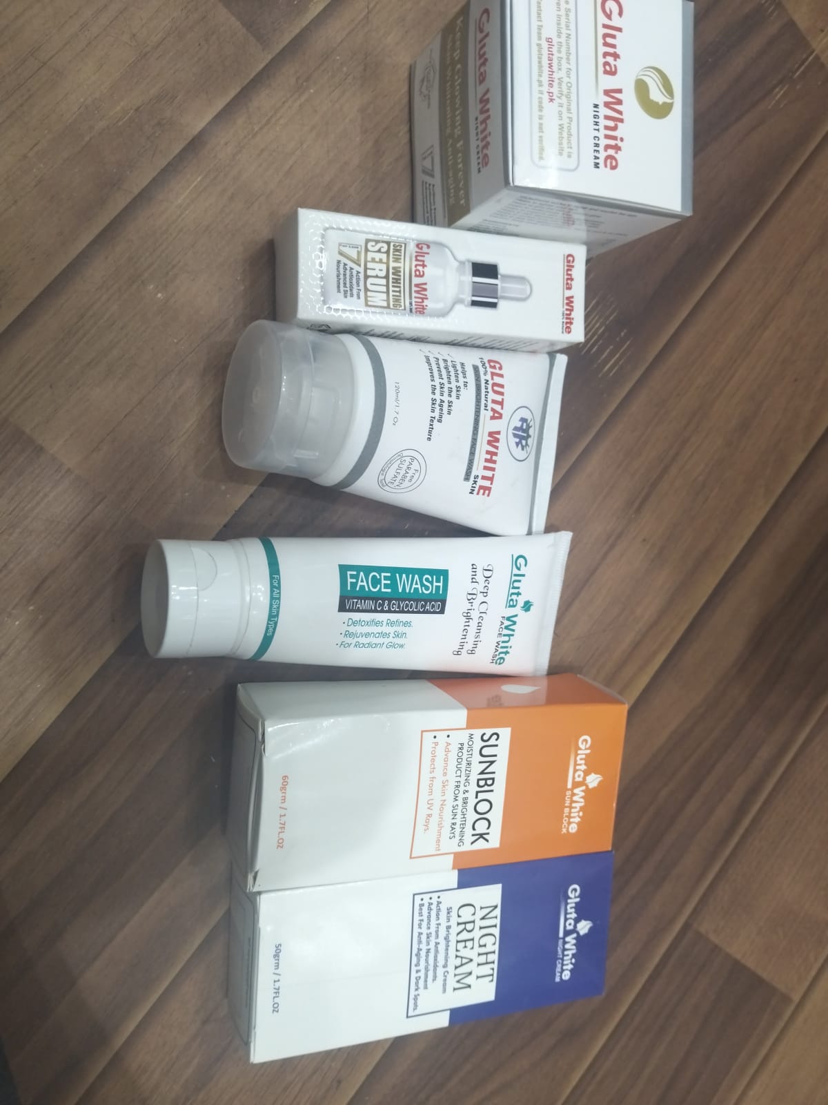 6 In 1 Gluta White Complete Skincare Set With Sunblock Night Cream Face Wash Day Cream Serum And Bright Cream